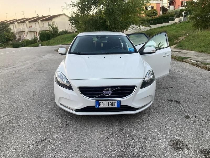 Usata Volvo V40 120 CV (88 kW) 2016 Bianco Berlina