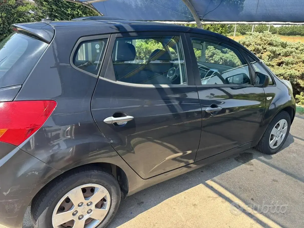 Usata Kia Venga 90 CV (66 kW) 2011 Nero Utilitaria