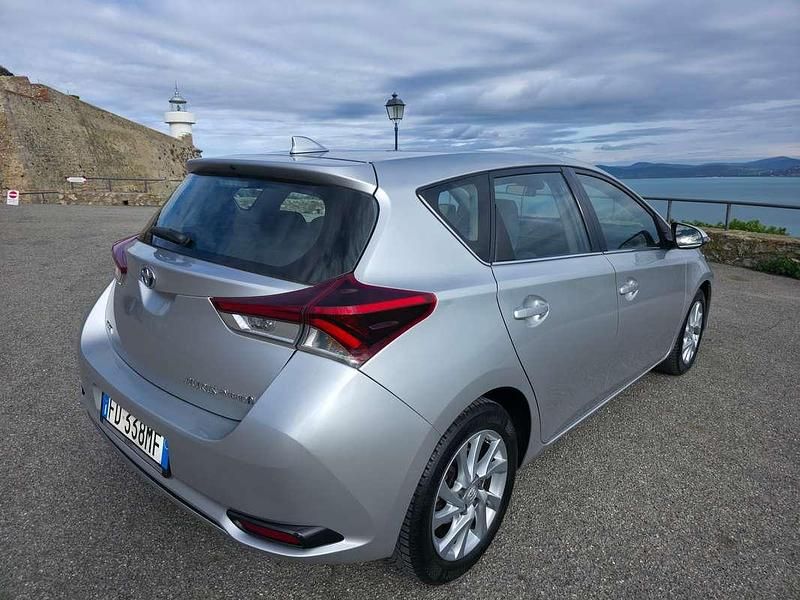Usata Toyota Auris Hybrid Active 99 CV (72 kW) 2016 Argento Berlina