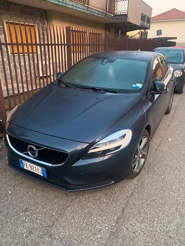 Usata Volvo V40 Momentum 120 CV (88 kW) 2017 Blu Berlina