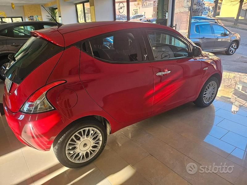 Usata Lancia Ypsilon Silver 69 CV (50 kW) 2017 Rosso Utilitaria