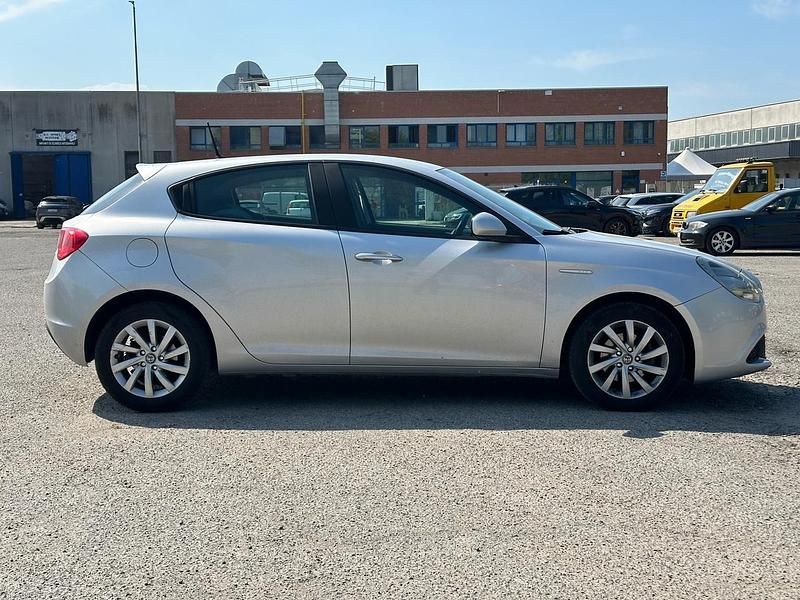Usata Alfa Romeo Giulietta Super 120 CV (88 kW) 2017 Argento Utilitaria