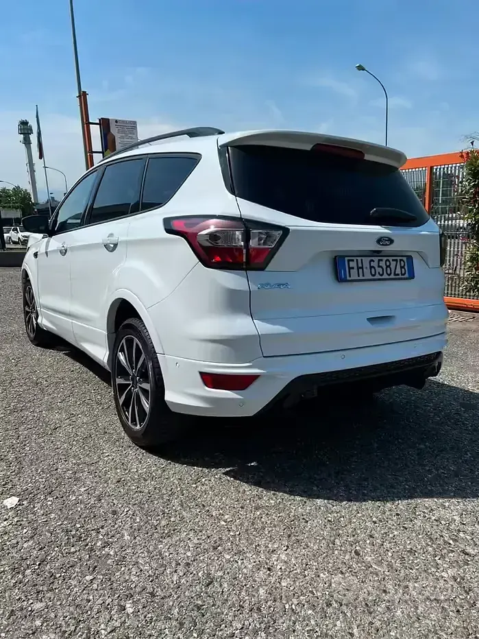 Usata Ford Kuga ST-Line 120 CV (88 kW) 2017 Bianco SUV