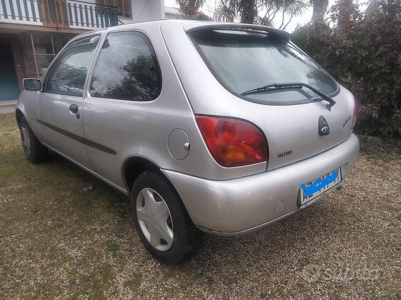 Usata Ford Fiesta 75 CV (55 kW) 1998 Grigio Utilitaria