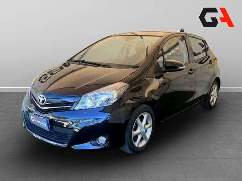 Nero Usata 2012 Toyota Yaris Lounge Tre volumi | 7900 € (Buon prezzo) - Immagine 1/4