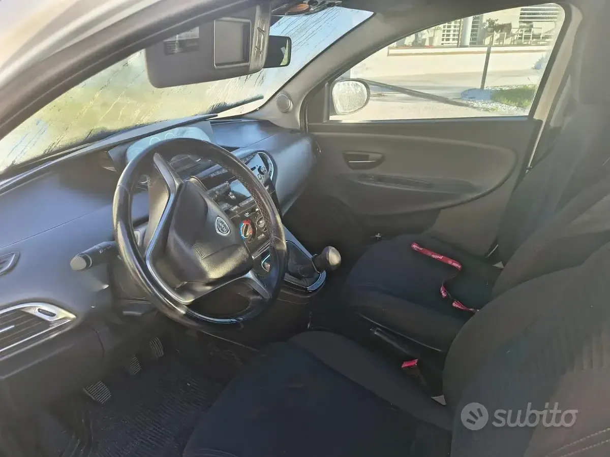 Usata Lancia Ypsilon 80 CV (58 kW) 2014 Bianco Utilitaria