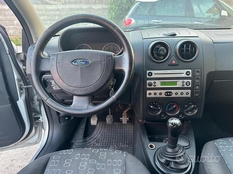 Usata Ford Fusion 68 CV (50 kW) 2005 Grigio Berlina