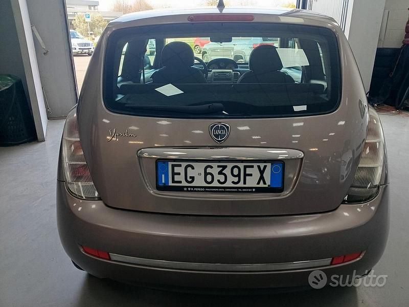 Usata Lancia Ypsilon Platinum 69 CV (50 kW) 2011 Viola Utilitaria