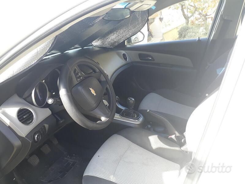 Usata 2013 Chevrolet Cruze Tre volumi | 5900 € (Buon prezzo) - Immagine 1/4
