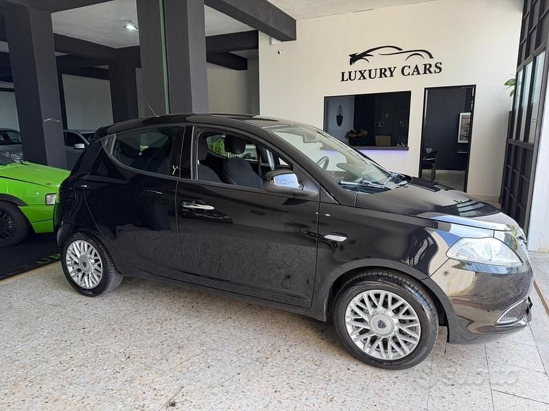 Usata Lancia Ypsilon 69 CV (50 kW) 2015 Nero Utilitaria