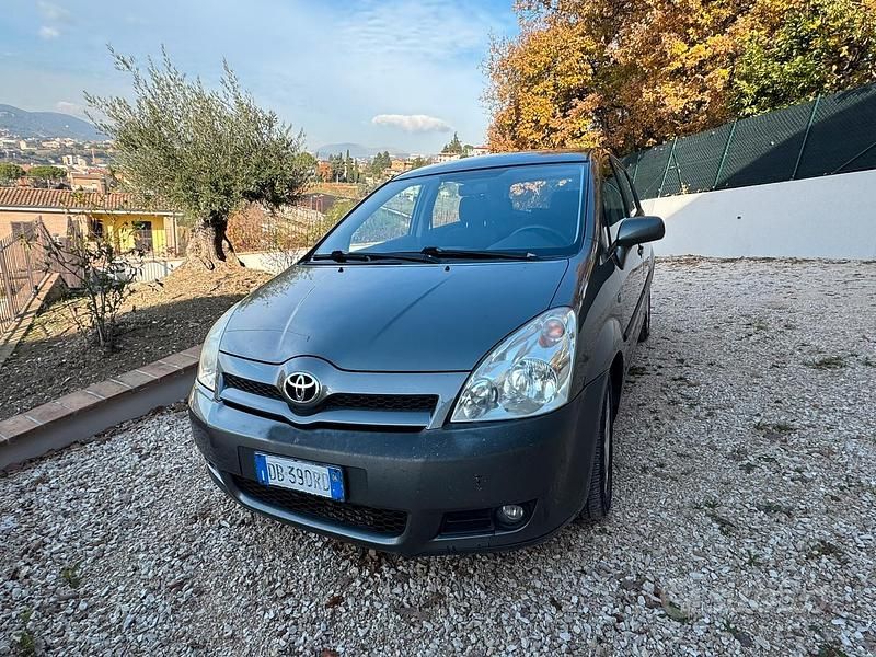 Usata Toyota Corolla Verso 177 CV (130 kW) 2006 Grigio Monovolume