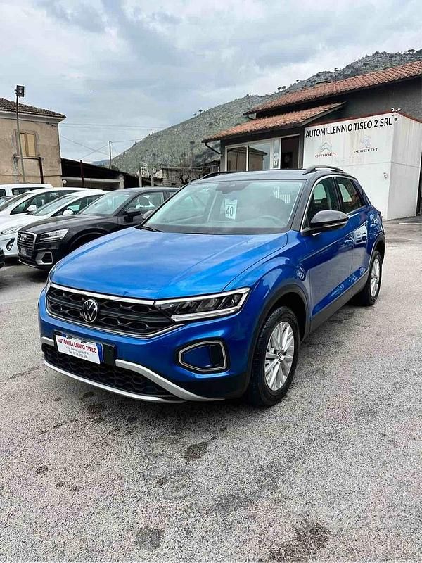 Usata VW T-Roc Life 150 CV (110 kW) 2023 Blu SUV