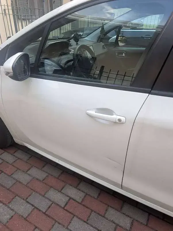 Usata Peugeot 208 Access 68 CV (50 kW) 2016 Bianco Utilitaria