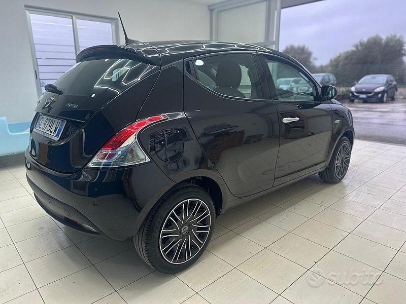 Usata Lancia Ypsilon Gold 69 CV (50 kW) 2022 Nero Utilitaria