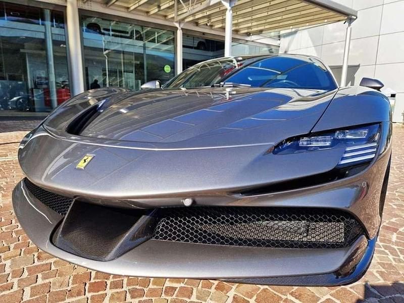 Usata Ferrari SF90 999 CV (734 kW) 2022 Grigio Utilitaria