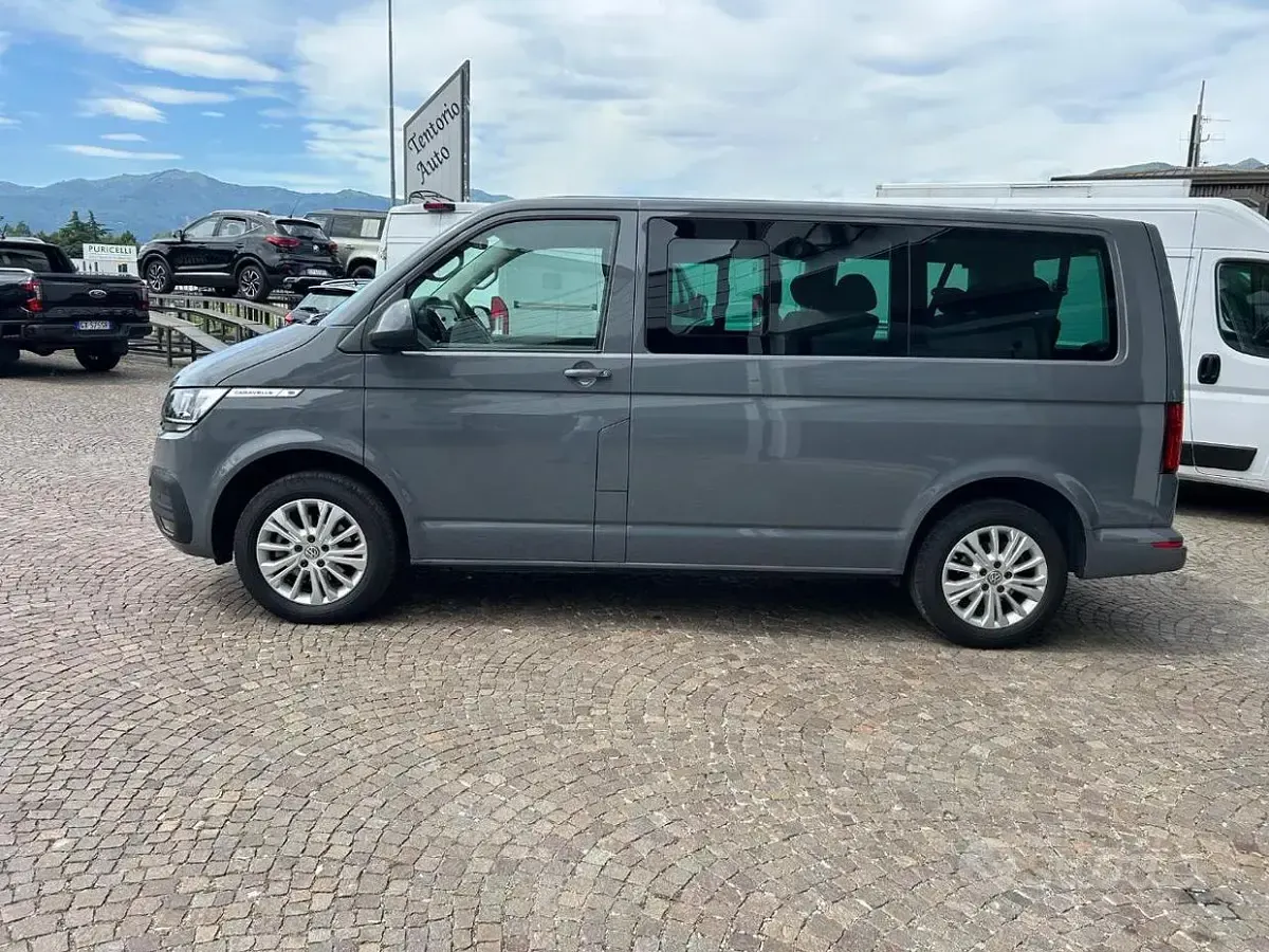 Usata VW Caravelle 150 CV (110 kW) 2023 Grigio scuro metallizzato Furgone