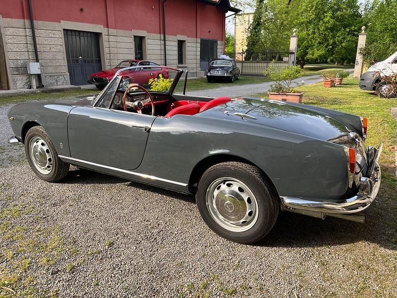 Usata Alfa Romeo Giulia Spider 122 CV (89 kW) 1963 Grigio Cabrio