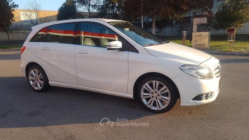 Usata Mercedes B180 Premium 109 CV (80 kW) 2015 Bianco Monovolume