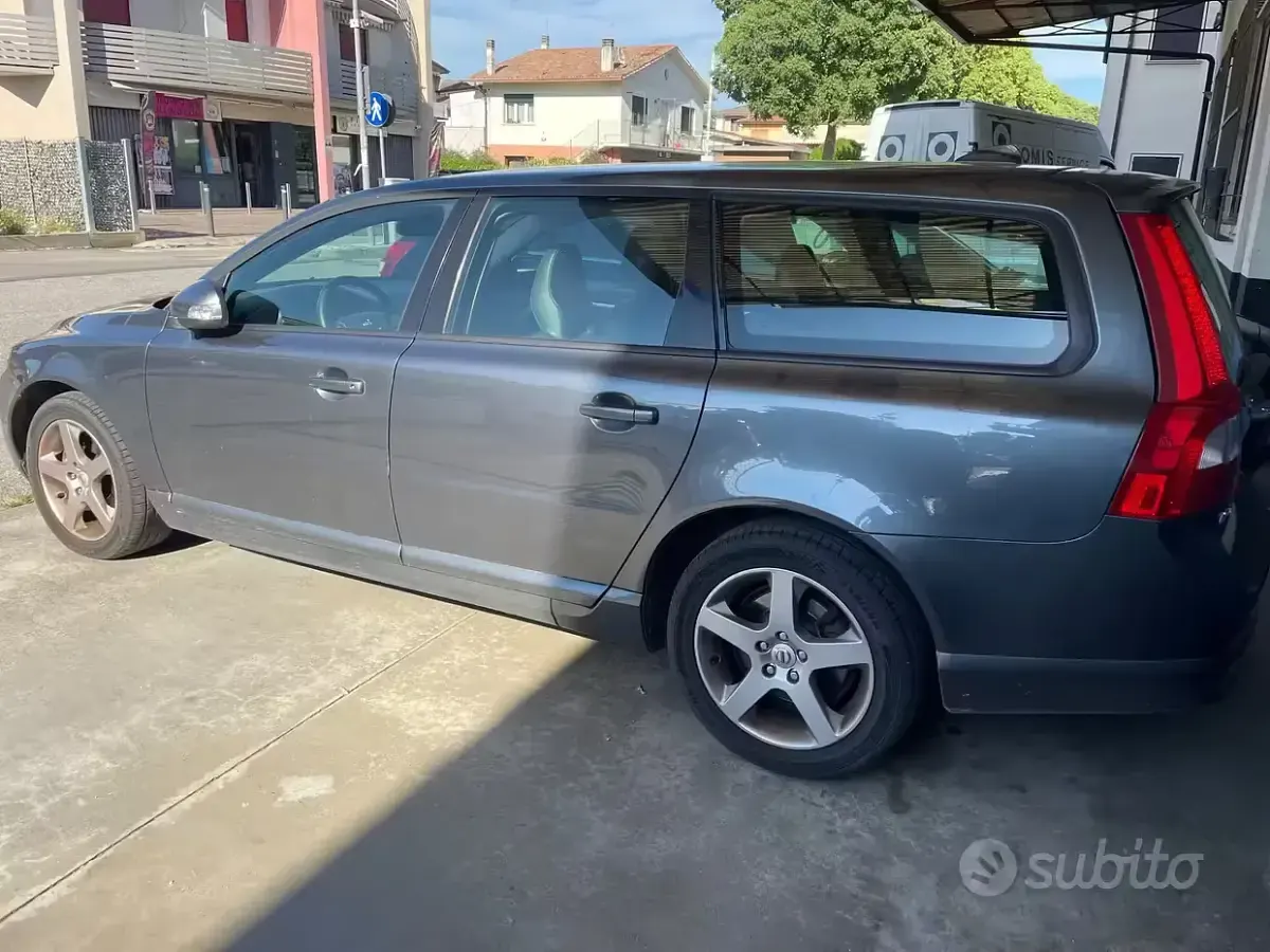 Usata Volvo V70 Momentum 175 CV (128 kW) 2009 Grigio Station wagon