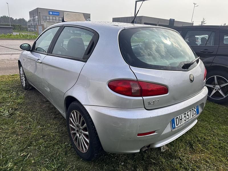Usata Alfa Romeo 147 Progression 104 CV (76 kW) 2009 Argento Utilitaria
