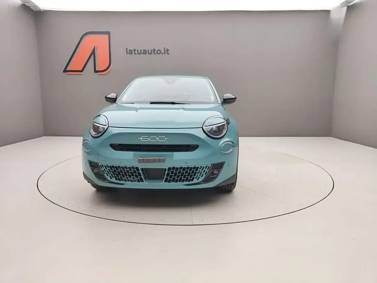 Nuova Fiat 600 La Prima 145 CV (106 kW) 2025 Azzurro acqua SUV