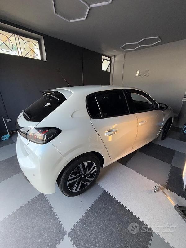 Usata Peugeot 208 Allure 100 CV (73 kW) 2022 Bianco Utilitaria