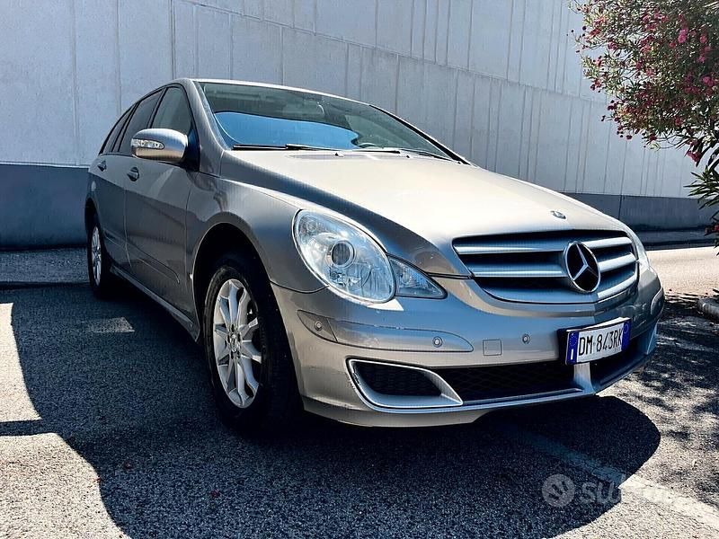 Begagnad Mercedes R320 227 HK (166 kW) 2008 Grå Minibuss
