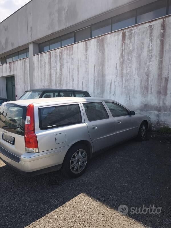 Usata Volvo V70 131 CV (96 kW) 2005 Grigio Station wagon