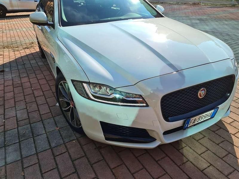 Usata Jaguar XF 299 CV (219 kW) 2015 Bianco Berlina