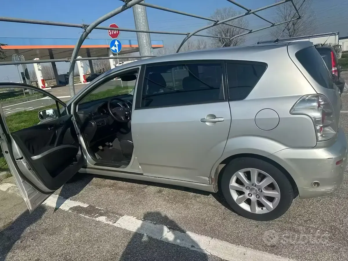 Usata Toyota Corolla 129 CV (94 kW) 2005 Grigio Monovolume