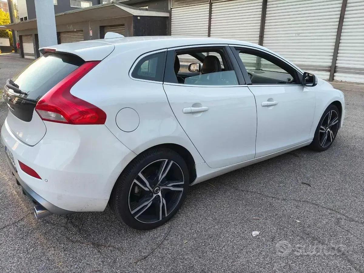 Usata Volvo V40 120 CV (88 kW) 2018 Bianco Berlina