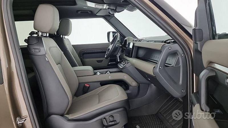 Usata Land Rover Defender SE Dynamic 249 CV (183 kW) 2025 Marrone SUV