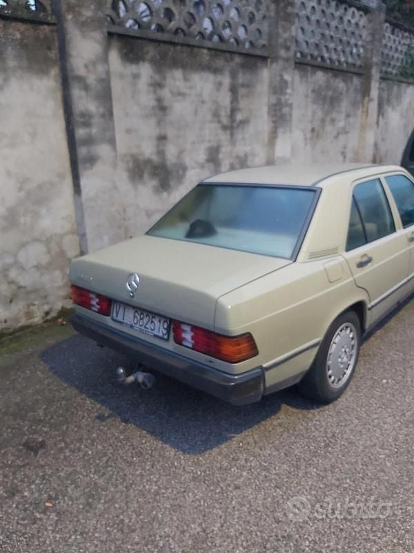 Usata Mercedes 190 122 CV (89 kW) 1983 Verde Berlina