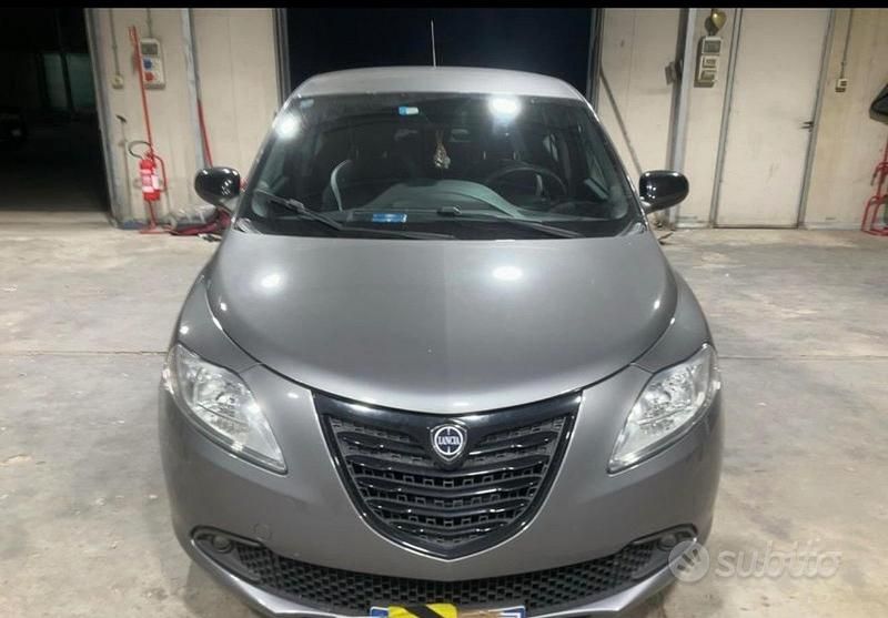 Usata Lancia Ypsilon Platinum 69 CV (50 kW) 2015 Grigio Utilitaria