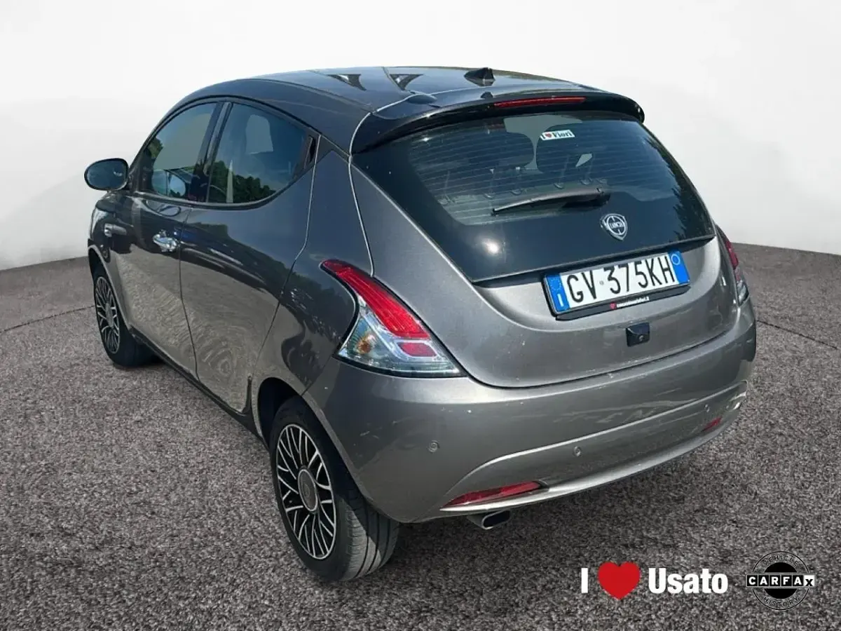 Usata Lancia Ypsilon Gold 70 CV (51 kW) 2024 Grigio Utilitaria