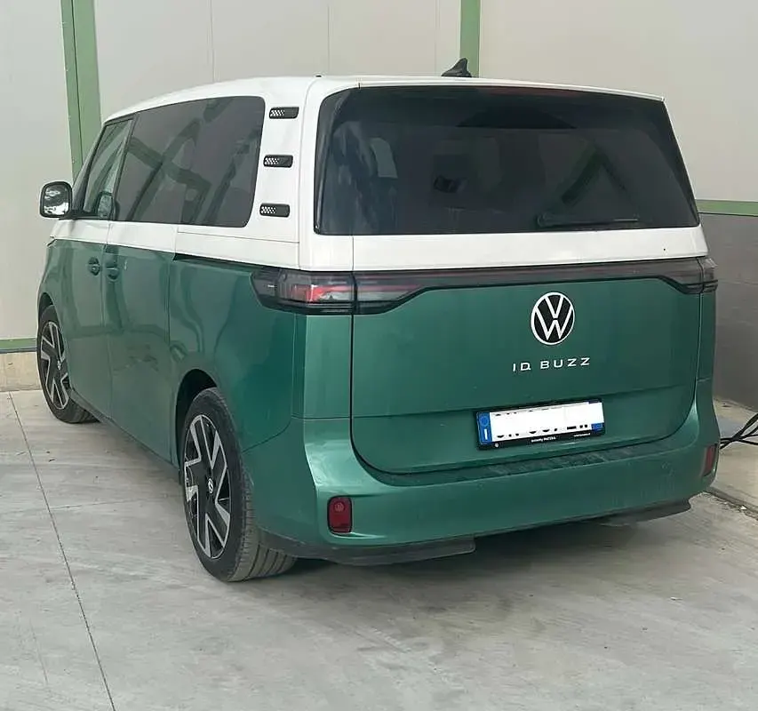 Begagnad VW ID. Buzz Pro 150 kW (204 HK) 2023 Grön Minibuss
