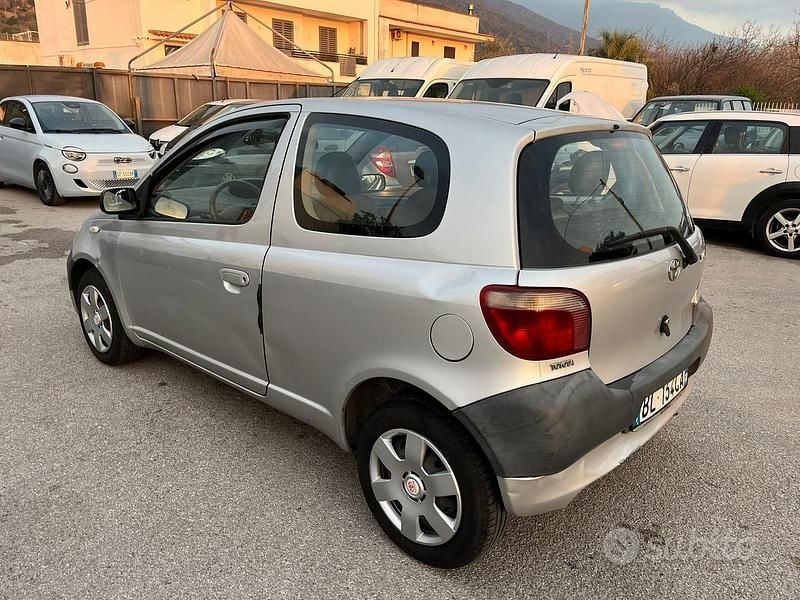 Usata Toyota Yaris 68 CV (50 kW) 2000 Grigio Berlina