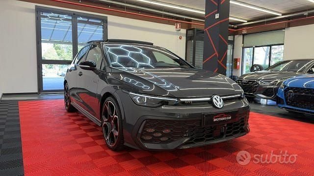 Usata VW Golf VIII GTI 265 CV (194 kW) 2025 Grigio Berlina