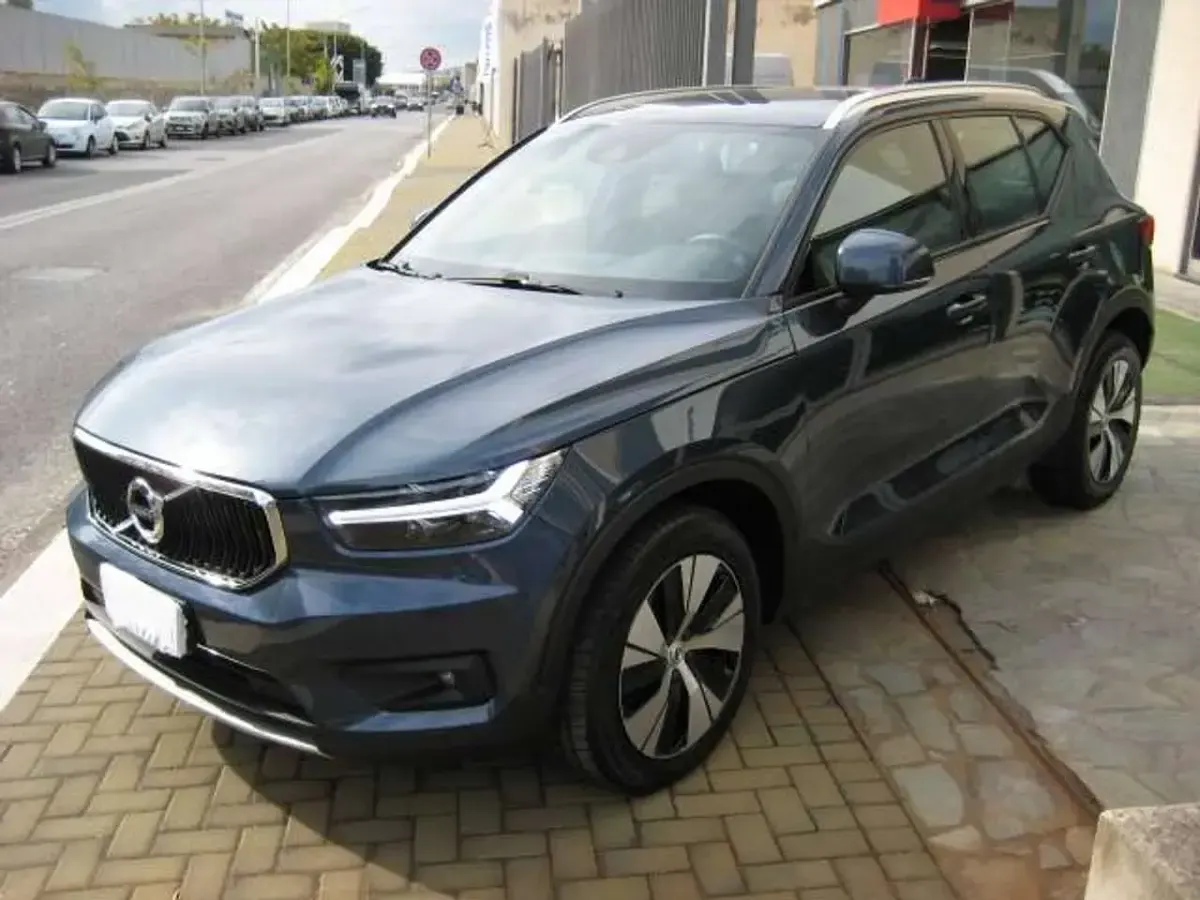 Usata Volvo XC40 Momentum 150 CV (110 kW) 2020 Denim blue (metallizzato) SUV