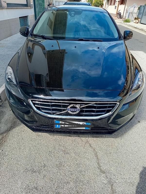 Usata Volvo V40 R-Design Momentum 115 CV (84 kW) 2013 Nero Berlina