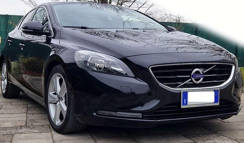 Usata Volvo V40 Momentum 150 CV (110 kW) 2014 Nero Berlina