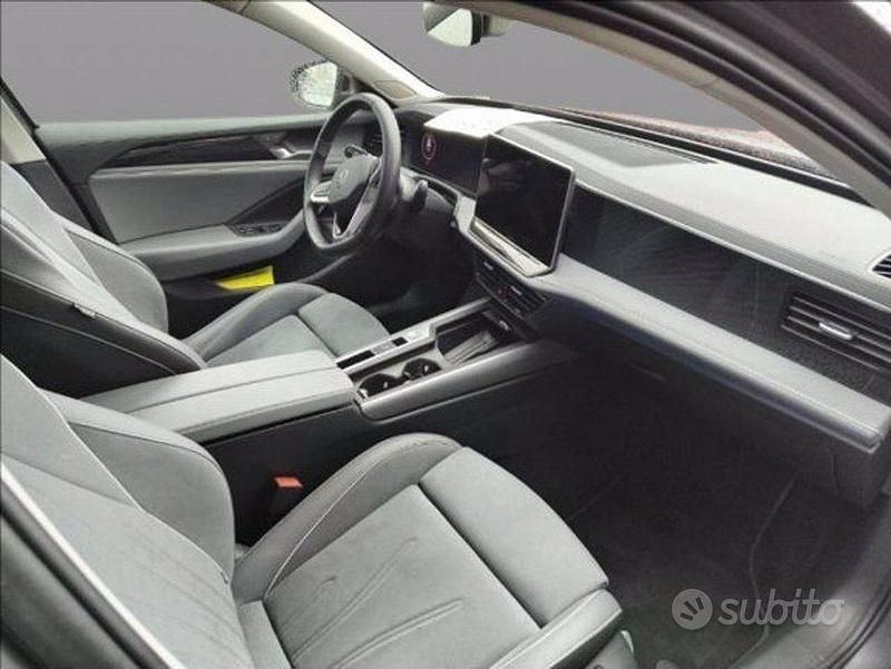 Usata VW Passat Business 150 CV (110 kW) 2024 Grigio Station wagon