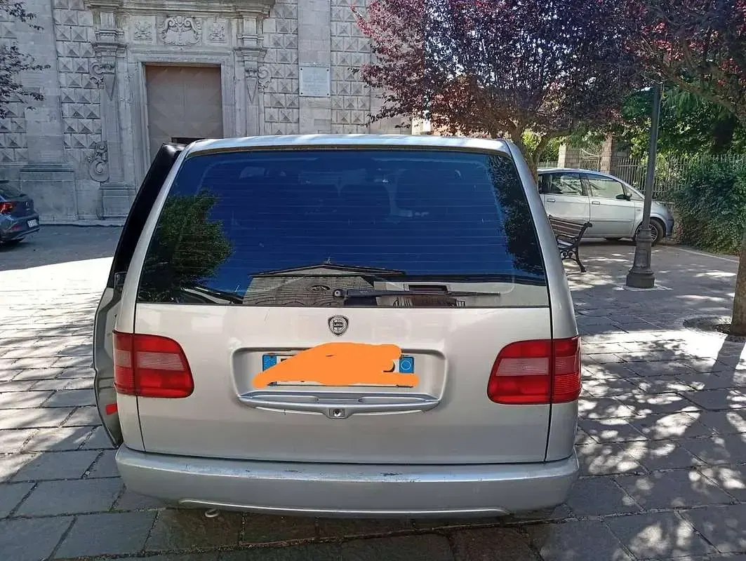 Usata Lancia Zeta 109 CV (80 kW) 2002 Argento Monovolume