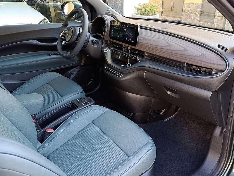 Nuova Fiat 500e 42 kW (58 CV) 2025 Verde scuro met Utilitaria