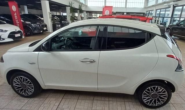 Usata Lancia Ypsilon Gold 69 CV (50 kW) 2023 Bianco Utilitaria