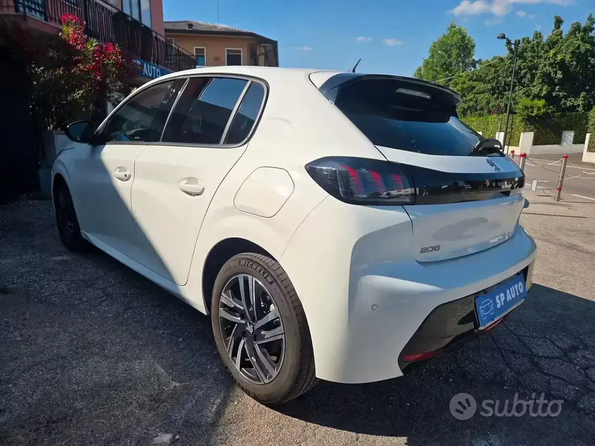 Usata Peugeot 208 Allure 101 CV (74 kW) 2023 Bianco Utilitaria
