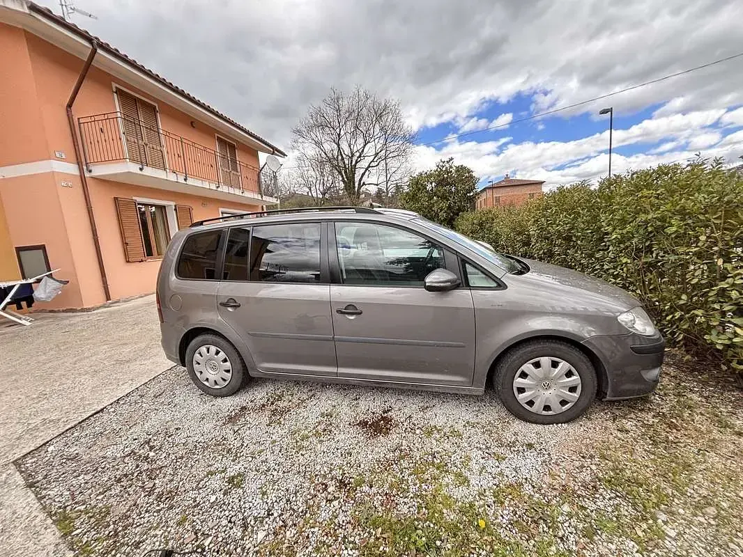 Usata VW Touran Highline 105 CV (77 kW) 2010 Grigio Monovolume
