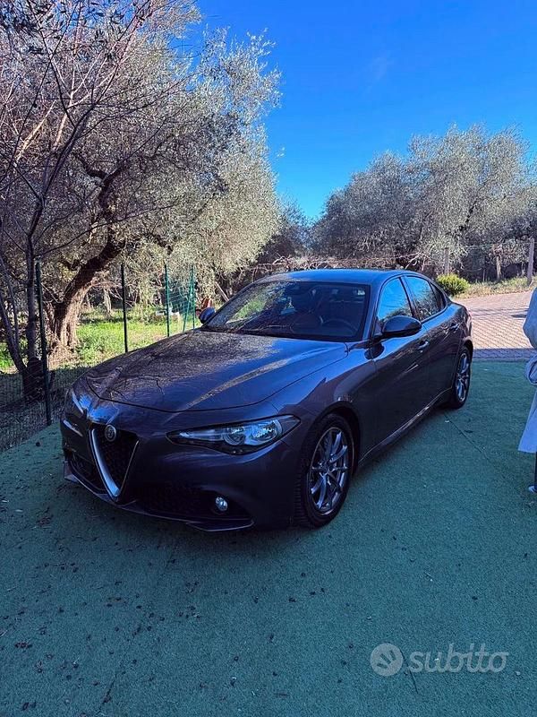 Usata Alfa Romeo Giulia 150 CV (110 kW) 2016 Grigio Berlina