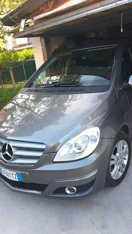 Usata Mercedes B180 Executive 109 CV (80 kW) 2010 Grigio Monovolume
