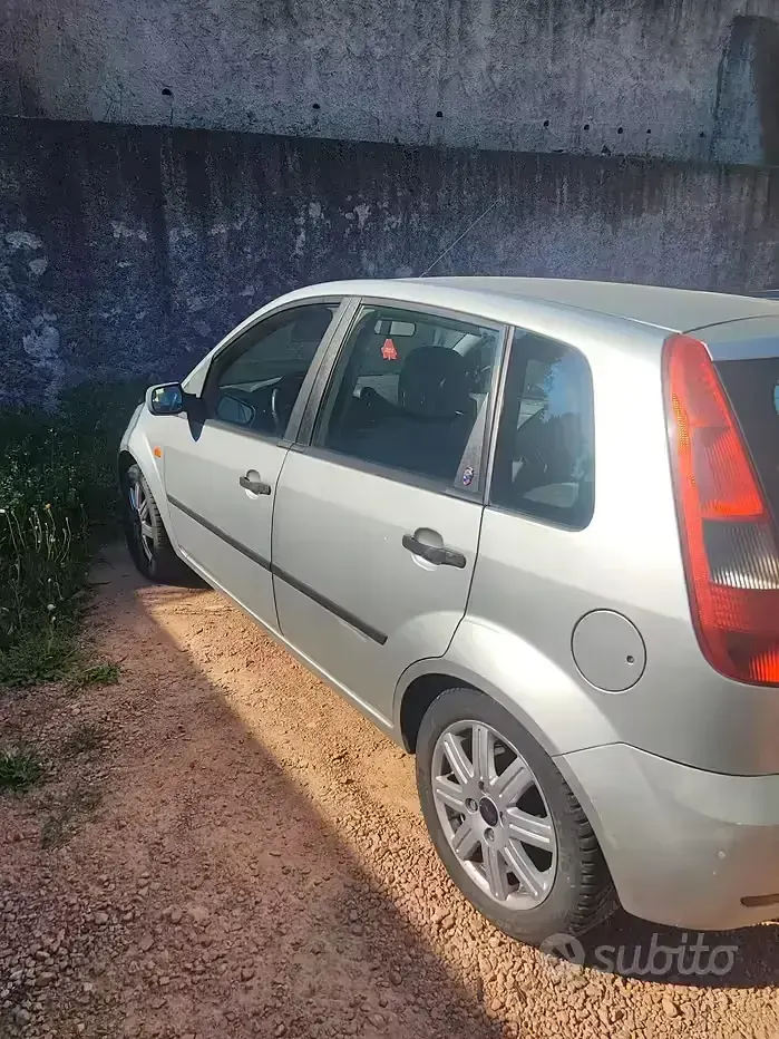 Usata Ford Fiesta Ghia 80 CV (58 kW) 2002 Grigio Utilitaria
